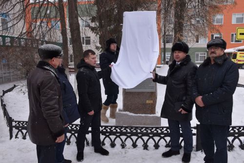 В Кукморе открыли стелу медработникам