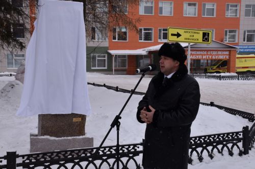 В Кукморе открыли стелу медработникам