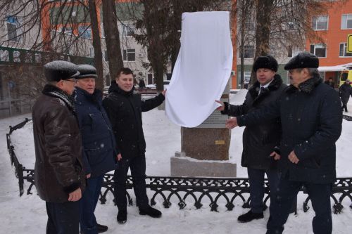 В Кукморе открыли стелу медработникам