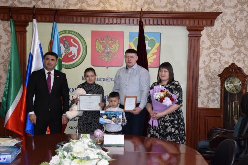 В Кукморе молодым семьям вручили сертификаты на улучшение жилищных условий