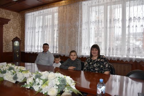 В Кукморе молодым семьям вручили сертификаты на улучшение жилищных условий
