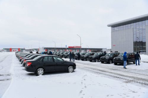Рустам Минниханов вручил автомобили работникам районных сельхозуправлений