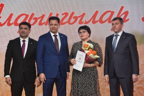 Кукмарада хезмәт алдынгыларын хөрмәтләделәр