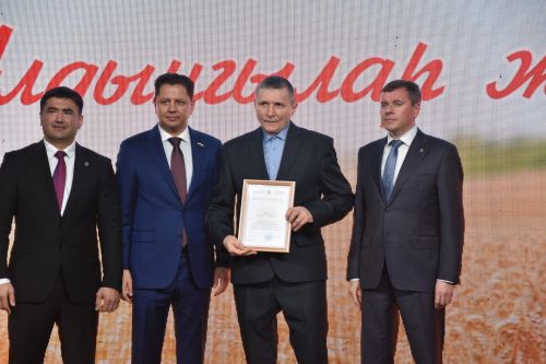 Кукмарада хезмәт алдынгыларын хөрмәтләделәр