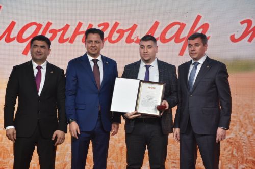 Кукмарада хезмәт алдынгыларын хөрмәтләделәр