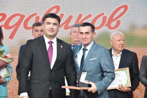Кукмарада хезмәт алдынгыларын хөрмәтләделәр