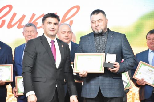 Кукмарада хезмәт алдынгыларын хөрмәтләделәр