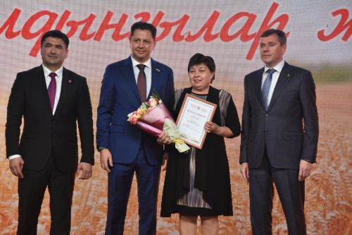 Кукмарада хезмәт алдынгыларын хөрмәтләделәр