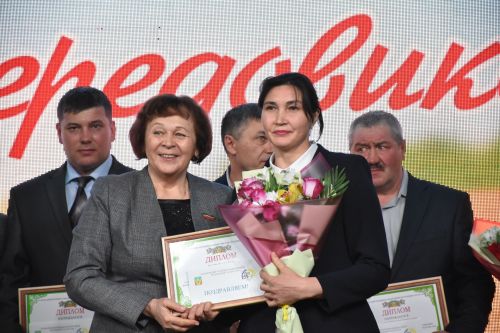 Кукмарада хезмәт алдынгыларын хөрмәтләделәр