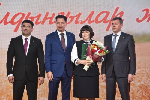 Кукмарада хезмәт алдынгыларын хөрмәтләделәр