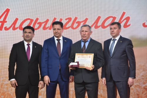 Кукмарада хезмәт алдынгыларын хөрмәтләделәр