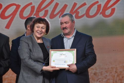 Кукмарада хезмәт алдынгыларын хөрмәтләделәр