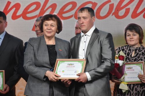 Кукмарада хезмәт алдынгыларын хөрмәтләделәр