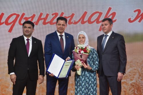 Кукмарада хезмәт алдынгыларын хөрмәтләделәр