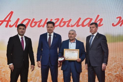 Кукмарада хезмәт алдынгыларын хөрмәтләделәр