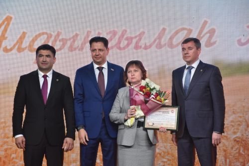 Кукмарада хезмәт алдынгыларын хөрмәтләделәр