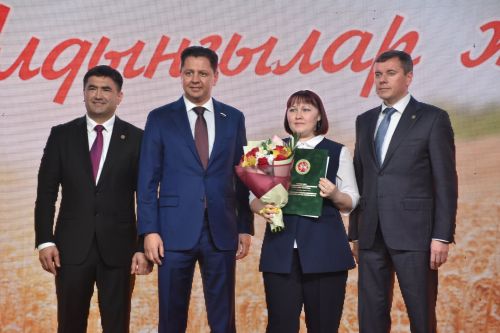 Кукмарада хезмәт алдынгыларын хөрмәтләделәр