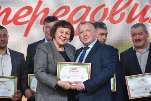 Кукмарада хезмәт алдынгыларын хөрмәтләделәр