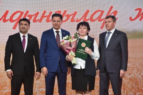 Кукмарада хезмәт алдынгыларын хөрмәтләделәр