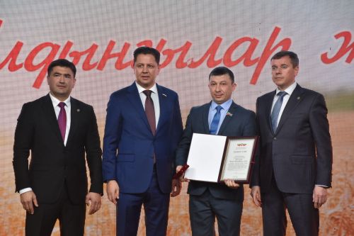 Кукмарада хезмәт алдынгыларын хөрмәтләделәр