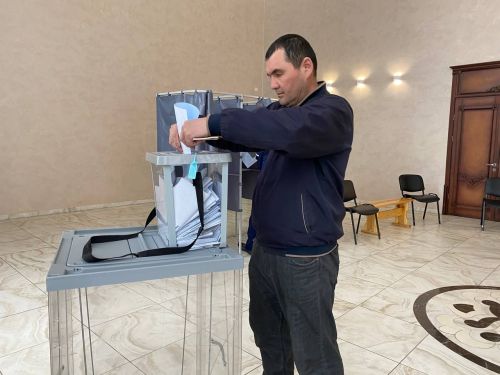 Живущие в Кукморском районе граждане Узбекистана приняли участие в голосовании по изменению Конституции