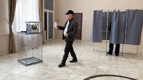 Живущие в Кукморском районе граждане Узбекистана приняли участие в голосовании по изменению Конституции