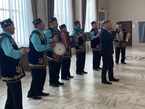 Живущие в Кукморском районе граждане Узбекистана приняли участие в голосовании по изменению Конституции