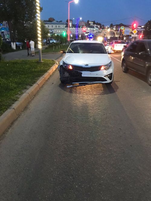 Кукмарада яшь велосипедчы светофорның кызыл утына чыккан һәм чит ил автомобиле тәгәрмәче астына эләккән