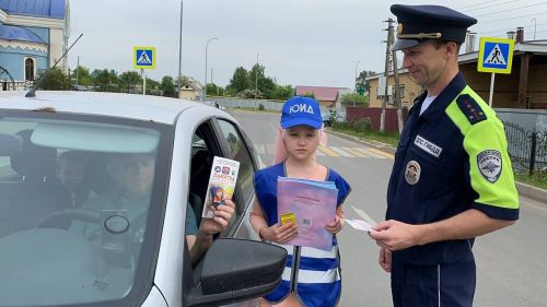 Кукмарада ЮХИДИ хезмәткәрләре һәм яшь юл хәрәкәте инспекторлары машинада балаларны йөртү кагыйдәләрен үтәү буенча акция үткәрде
