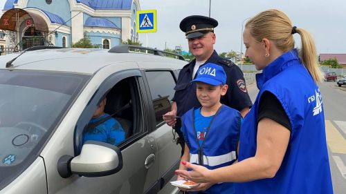Кукмарада ЮХИДИ хезмәткәрләре һәм яшь юл хәрәкәте инспекторлары машинада балаларны йөртү кагыйдәләрен үтәү буенча акция үткәрде