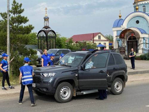 Кукмарада ЮХИДИ хезмәткәрләре һәм яшь юл хәрәкәте инспекторлары машинада балаларны йөртү кагыйдәләрен үтәү буенча акция үткәрде