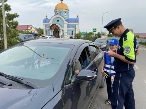 Кукмарада ЮХИДИ хезмәткәрләре һәм яшь юл хәрәкәте инспекторлары машинада балаларны йөртү кагыйдәләрен үтәү буенча акция үткәрде