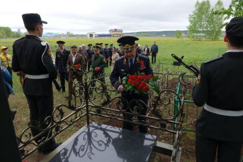 В Кукморском районе возложили цветы к могиле Героя СССР Сабира Ахтямова