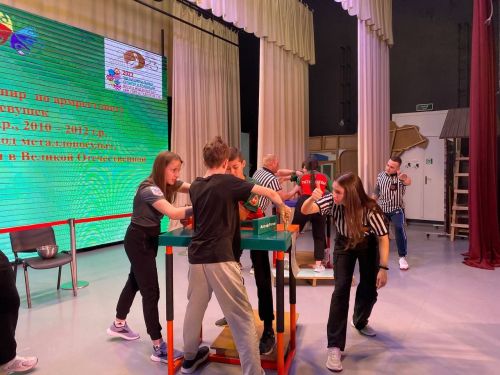 В Кукморе более 370 спортсменов соревнуются в республиканском турнире по армрестлингу
