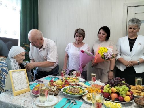 Өлге авылында яшәүче сугыш ветераны Хәтирә Салихова бүген 100 яшьлек юбилеен билгеләп үтә