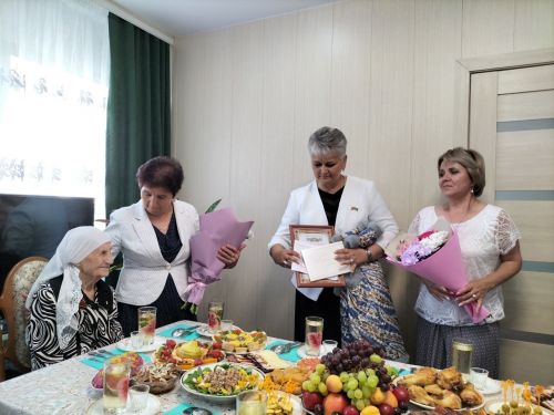 Өлге авылында яшәүче сугыш ветераны Хәтирә Салихова бүген 100 яшьлек юбилеен билгеләп үтә