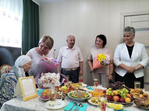 Өлге авылында яшәүче сугыш ветераны Хәтирә Салихова бүген 100 яшьлек юбилеен билгеләп үтә