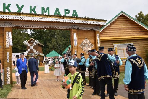 На Сабантуе в Казани представили Кукморское подворье