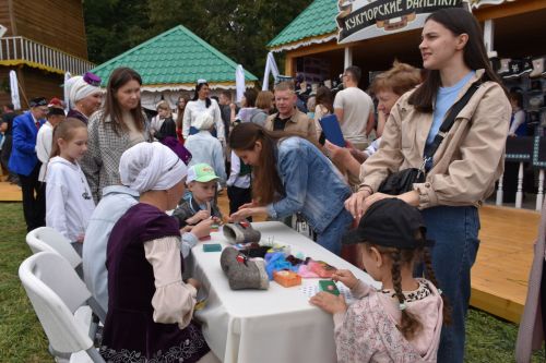 На Сабантуе в Казани представили Кукморское подворье