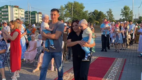 В Кукморе впервые провели парад близнецов