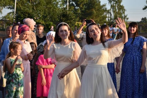 В Кукморе впервые провели парад близнецов