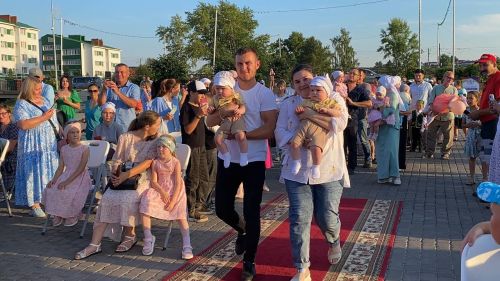 В Кукморе впервые провели парад близнецов
