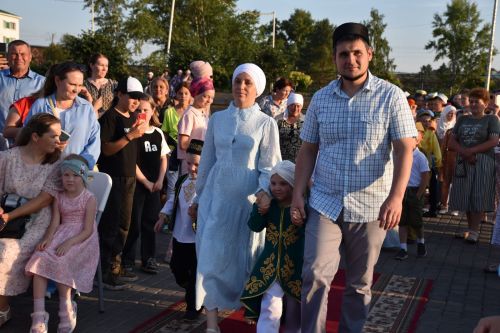 В Кукморе впервые провели парад близнецов