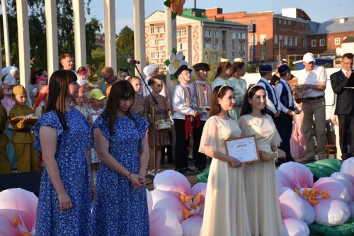 В Кукморе впервые провели парад близнецов