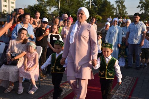 В Кукморе впервые провели парад близнецов