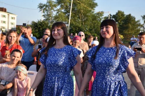 В Кукморе впервые провели парад близнецов