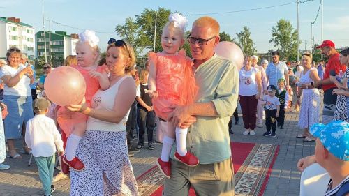 В Кукморе впервые провели парад близнецов