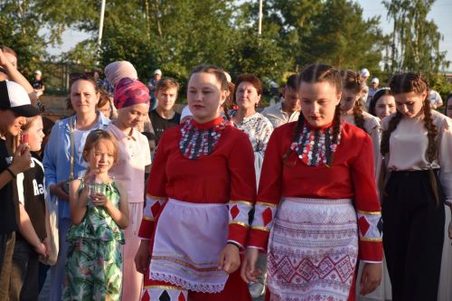В Кукморе впервые провели парад близнецов