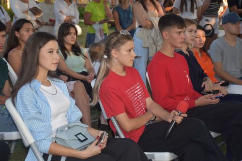 Встреча без галстуков, арт-базар, тренинги личностного роста: в Кукморе отпраздновали День молодежи