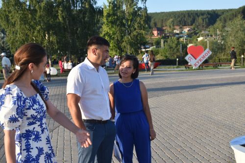 Встреча без галстуков, арт-базар, тренинги личностного роста: в Кукморе отпраздновали День молодежи